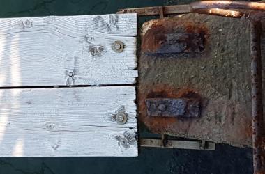 παλιά ξύλα δίπλα στην θάλασσα